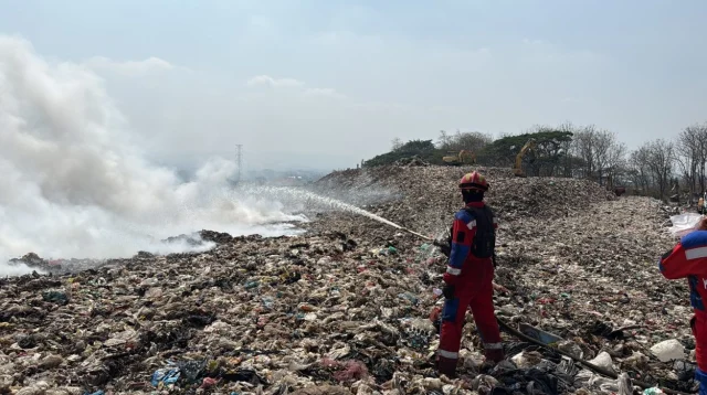 Kebakaran Tpa Supit Urang Malang, Petugas Terkendala Hidden Fire Dan Ledakan Gas Metana