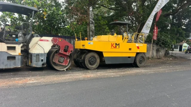 Aspal Jalan Pasar Gadang Dikeluhkan Warga, Hasil Pengerjaan Dinilai Asal Jadi