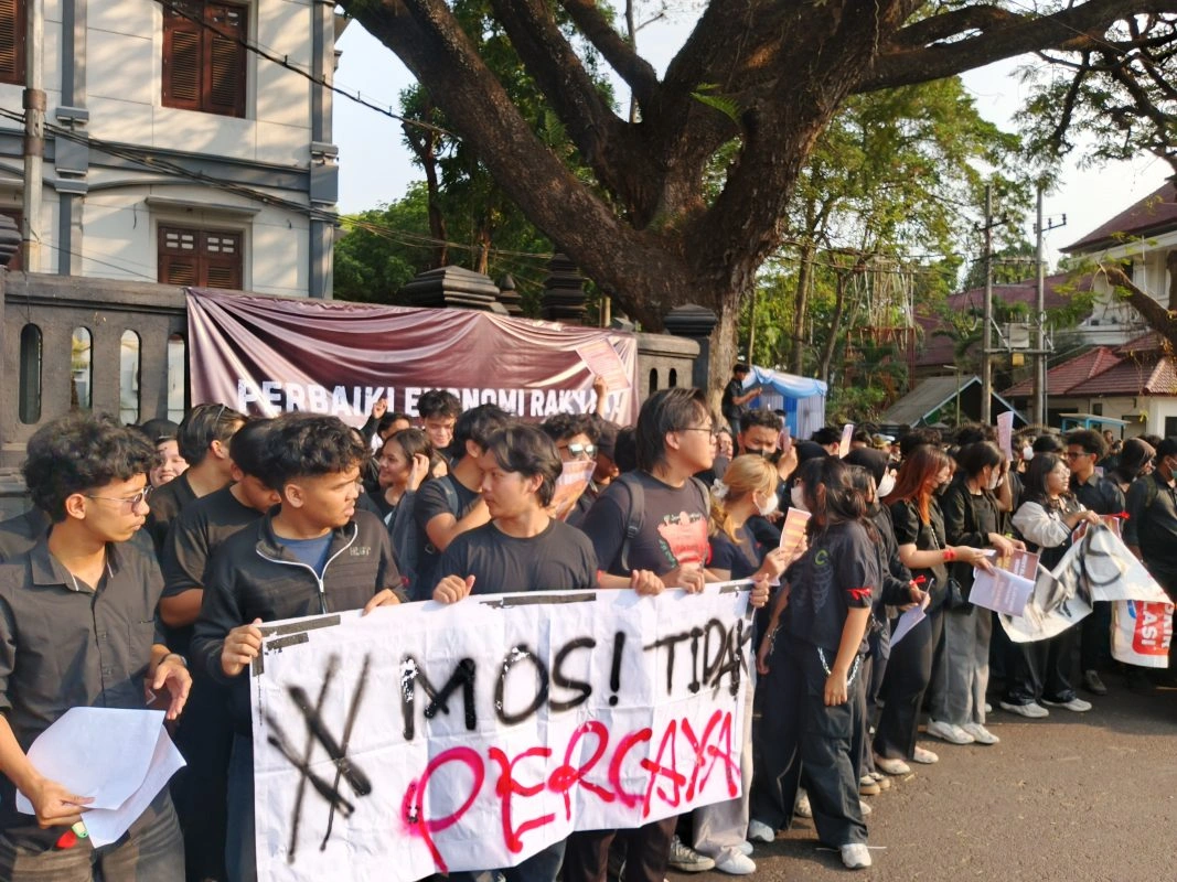 Gelar Aksi Di Tugu Malang, Aliansi Rakyat Bangkit Bersatu Suarakan Empat Tuntutan Utama