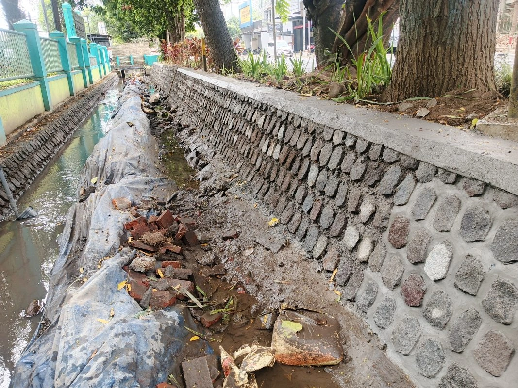 Proyek Drainase Di Kepanjen Dikeluhkan, Warga Soroti Kualitas Proyek Dan Abaikan Aspek K3
