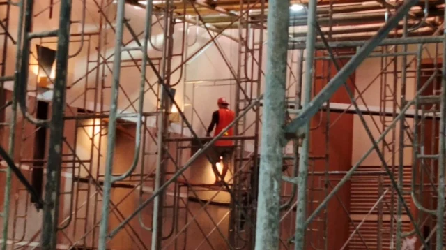 Proyek Rehabilitasi Gedung Dprd Kabupaten Malang Disorot, Papan Informasi Tersembunyi Dan Pekerja Abaikan K3